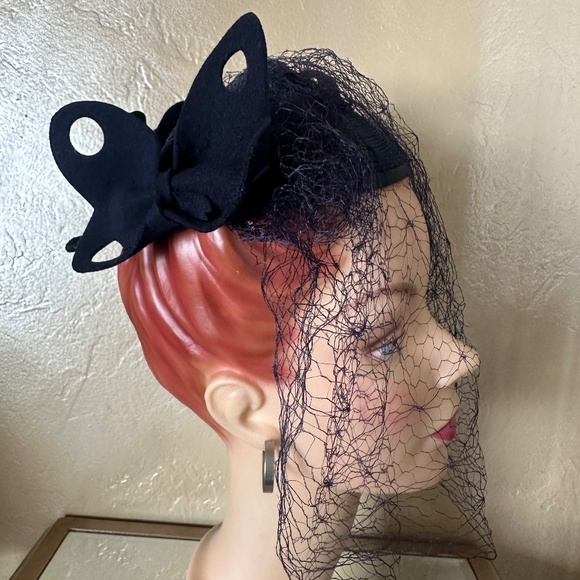 REMARKABLE 1930S\' NAVY CRIN CAP WITH NAVY FELT BOWS & SPIDER VEIL main image 5